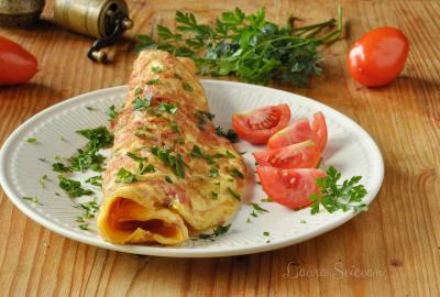 OMLETA CU SUNCA SI ARDEI GRAS